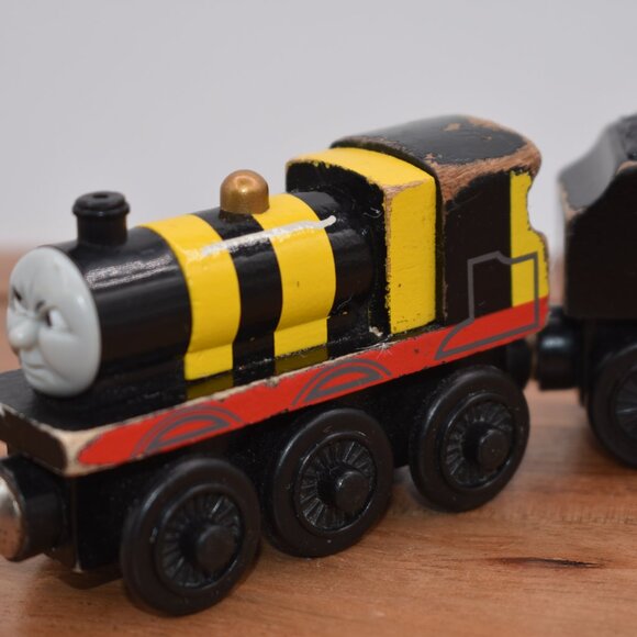 Busy As a Bee James and Tender Thomas & Friends Wooden Railway Engine 2003 Train - Picture 5 of 11